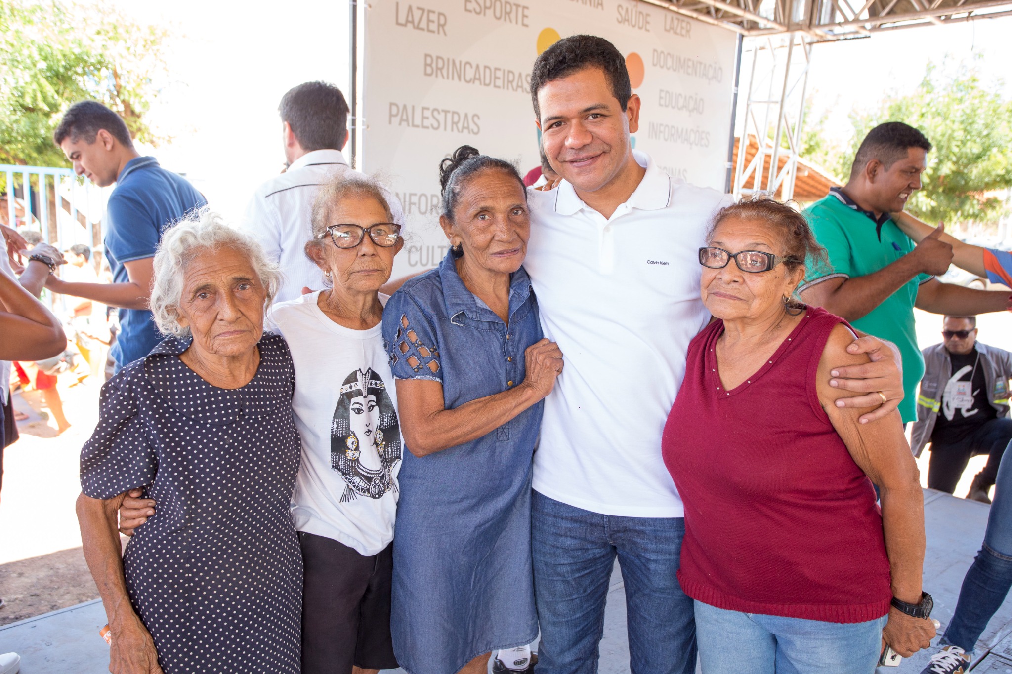Luciano Leitoa com moradores