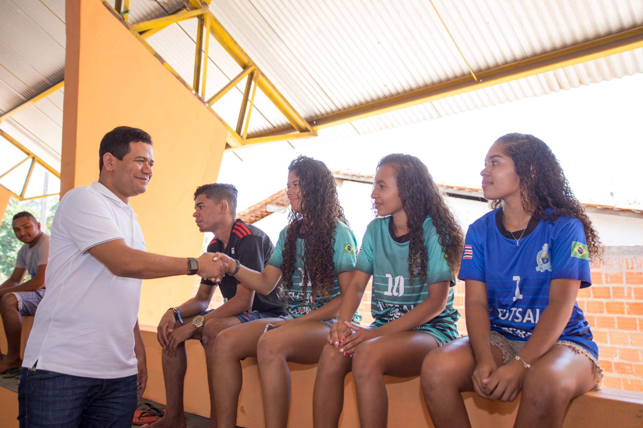 Luciano Leitoa com jovens